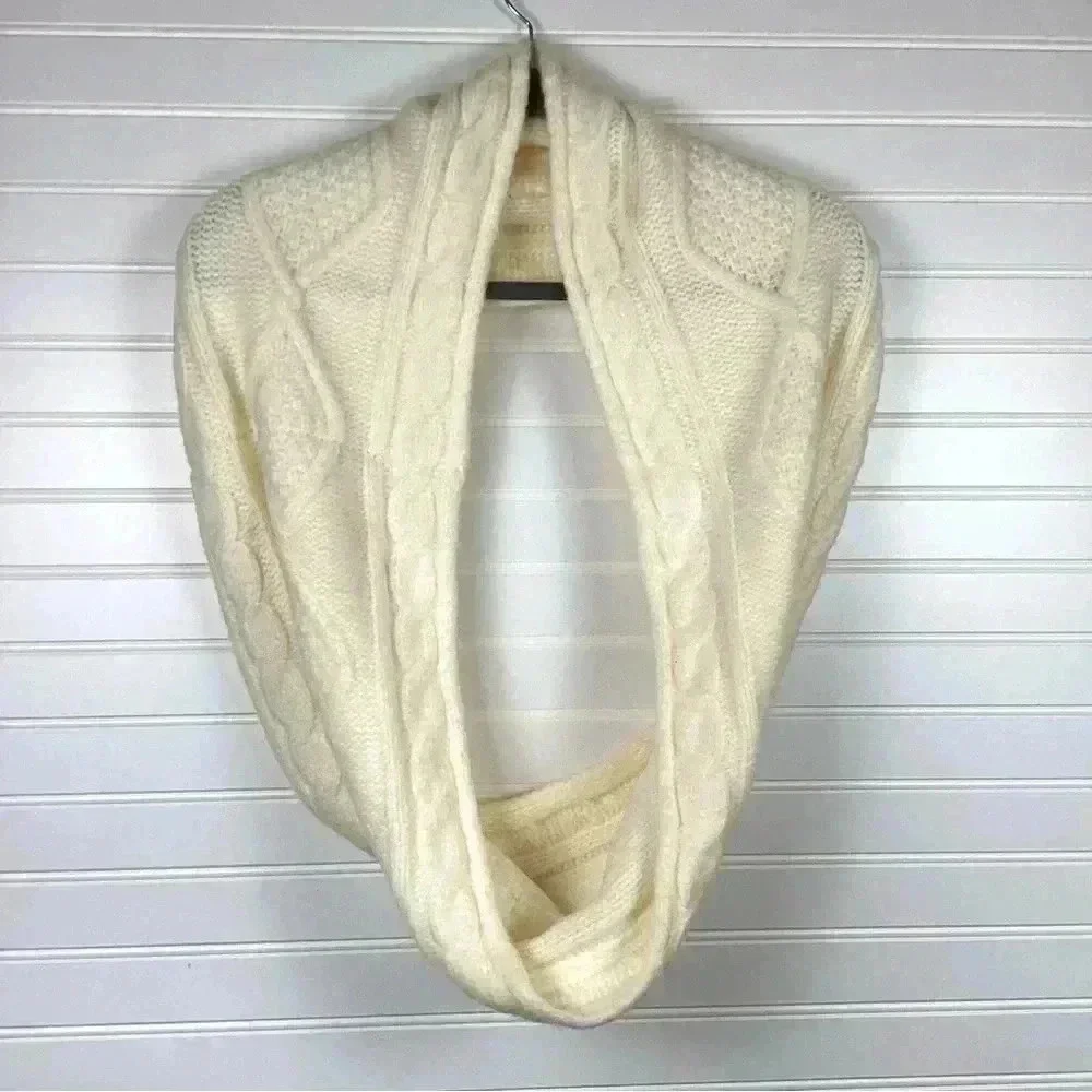 Old Navy NWT  Cable Knit Cowl Cream / Ivory Neck Warmer Infinity Scarf